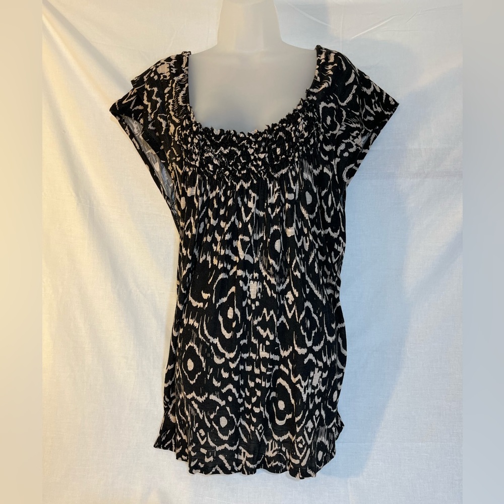 Rayon sleeveless blouse. Loose fitting. Size 3X. EUC. Perfect for layering.